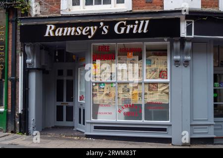 Windsor, Berkshire, Großbritannien. September 2023. Ein geschlossener Dönerladen in Windsor, Berkshire. Es gibt eine Reihe von Geschäftsräumen in Windsor, die geräumt wurden und jetzt vermietet werden sollen. Kredit: Maureen McLean/Alamy Stockfoto