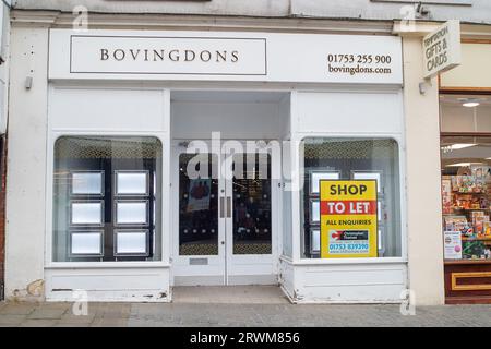 Windsor, Berkshire, Großbritannien. September 2023. Ein ehemaliger Immobilienmakler in Windsor, Berkshire zu vermieten. Es gibt eine Reihe von Geschäftsräumen in Windsor, die geräumt wurden und jetzt vermietet werden sollen. Kredit: Maureen McLean/Alamy Stockfoto