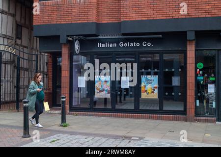 Windsor, Berkshire, Großbritannien. September 2023. Die ehemalige italienische Gelato Co. In Windsor, Berkshire, soll vermieten. Es gibt eine Reihe von Geschäftsräumen in Windsor, die geräumt wurden und jetzt vermietet werden sollen. Kredit: Maureen McLean/Alamy Stockfoto