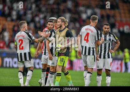 Milano, Italien. September 2023. Loris Karius (18) und Kieran Trippier (2) von Newcastle United nach dem Spiel der UEFA Champions League zwischen AC Mailand und Newcastle United in San Siro in Mailand. (Foto: Gonzales Photo/Alamy Live News Stockfoto