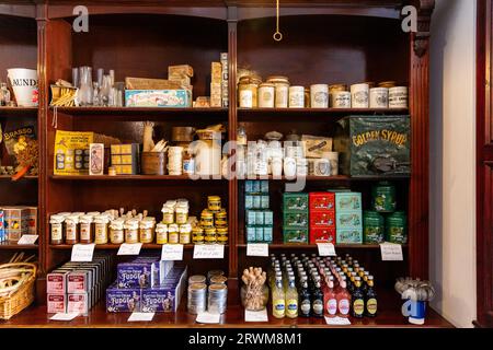 Inneneinrichtung eines Süßwarengeschäfts aus den 1800er Jahren in Blists Hill Victorian Town, Telford, England. Stockfoto