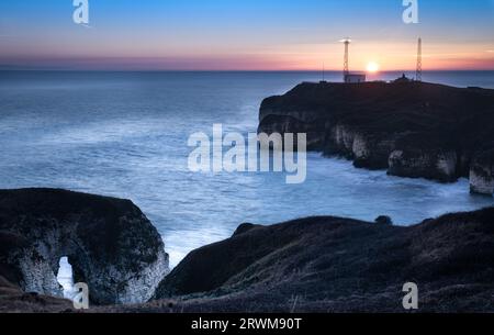 Seacape-Szene der Flamborough Head Signal Station bei Sonnenaufgang mit Meer, Klippen und Meeresbogen Stockfoto