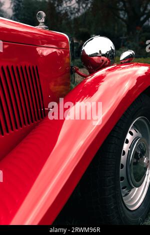 Vorderansicht des roten Oldtimer mit langem Radschutz und Chromscheinwerfer Stockfoto