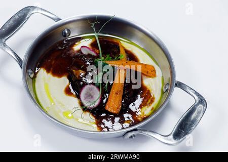 mediterranes Essen, langsam gekochte Lammschulter mit Trüffel-Selleriakpüree Stockfoto