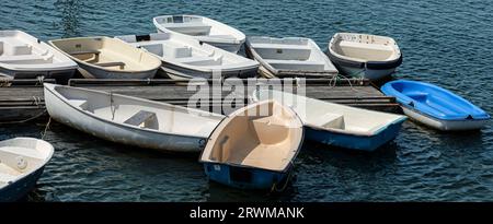 Ruderboote waren an einem Dock im Hafen von Pamet befestigt. Stockfoto