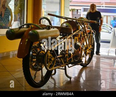 Tabor, Tschechische Republik. September 2023. Das wahrscheinlich einzige funktionierende Dampfmotorrad in Europa, hergestellt von Ladislav Sedivy (Foto), einem Designer und Liebhaber von Dampfmaschinen, aus Roudna im Bezirk Tabor, Südböhmische Region, wurde am 20. September 2023 in Tabor vorgestellt. Quelle: Lubos Pavlicek/CTK Photo/Alamy Live News Stockfoto