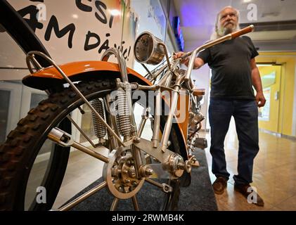 Tabor, Tschechische Republik. September 2023. Das wahrscheinlich einzige funktionierende Dampfmotorrad in Europa, hergestellt von Ladislav Sedivy (Foto), einem Designer und Liebhaber von Dampfmaschinen, aus Roudna im Bezirk Tabor, Südböhmische Region, wurde am 20. September 2023 in Tabor vorgestellt. Quelle: Lubos Pavlicek/CTK Photo/Alamy Live News Stockfoto