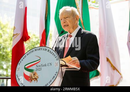 New York, Usa. September 2023. Senator Joseph Lieberman spricht während der Demonstration gegen das iranische Regime in New York. Tausende versammelten sich, um vor der Generalversammlung der Vereinten Nationen zu protestieren und die Anwesenheit von Ebrahim Raisi, dem Präsidenten des iranischen Regimes, anzuprangern. Quelle: SOPA Images Limited/Alamy Live News Stockfoto