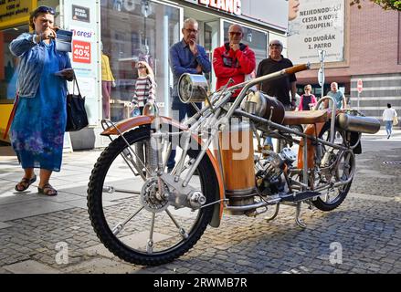 Tabor, Tschechische Republik. September 2023. Das wahrscheinlich einzige funktionierende Dampfmotorrad in Europa, hergestellt von Ladislav Sedivy (nicht gesehen), einem Konstrukteur und Liebhaber von Dampfmaschinen, aus Roudna im Bezirk Tabor, Südböhmen, wurde am 20. September 2023 in Tabor vorgestellt. Quelle: Lubos Pavlicek/CTK Photo/Alamy Live News Stockfoto