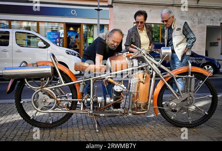 Tabor, Tschechische Republik. September 2023. Das wahrscheinlich einzige funktionierende Dampfmotorrad in Europa, hergestellt von Ladislav Sedivy (links auf dem Foto), einem Designer und Liebhaber von Dampfmaschinen, aus Roudna im Bezirk Tabor, Südböhmen, wurde am 20. September 2023 in Tabor präsentiert. Quelle: Lubos Pavlicek/CTK Photo/Alamy Live News Stockfoto