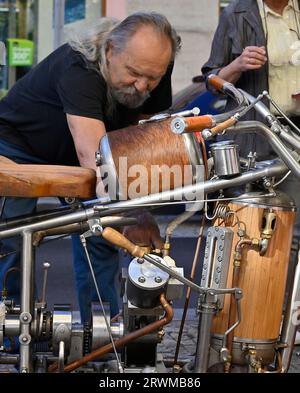 Tabor, Tschechische Republik. September 2023. Das wahrscheinlich einzige funktionierende Dampfmotorrad in Europa, hergestellt von Ladislav Sedivy (Foto), einem Designer und Liebhaber von Dampfmaschinen, aus Roudna im Bezirk Tabor, Südböhmische Region, wurde am 20. September 2023 in Tabor vorgestellt. Quelle: Lubos Pavlicek/CTK Photo/Alamy Live News Stockfoto