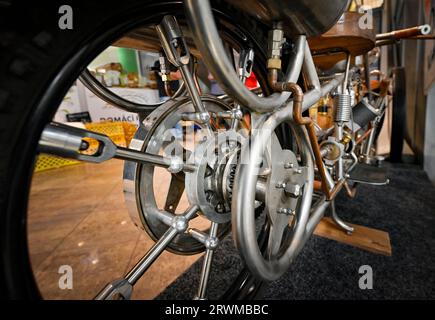 Tabor, Tschechische Republik. September 2023. Das wahrscheinlich einzige funktionierende Dampfmotorrad in Europa, hergestellt von Ladislav Sedivy (nicht gesehen), einem Konstrukteur und Liebhaber von Dampfmaschinen, aus Roudna im Bezirk Tabor, Südböhmen, wurde am 20. September 2023 in Tabor vorgestellt. Quelle: Lubos Pavlicek/CTK Photo/Alamy Live News Stockfoto