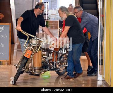 Tabor, Tschechische Republik. September 2023. Das wahrscheinlich einzige funktionierende Dampfmotorrad in Europa, hergestellt von Ladislav Sedivy (Mitte auf dem Foto), einem Designer und Liebhaber von Dampfmaschinen, aus Roudna im Bezirk Tabor, Südböhmische Region, wurde am 20. September 2023 in Tabor vorgestellt. Quelle: Lubos Pavlicek/CTK Photo/Alamy Live News Stockfoto