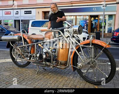 Tabor, Tschechische Republik. September 2023. Das wahrscheinlich einzige funktionierende Dampfmotorrad in Europa, hergestellt von Ladislav Sedivy (Foto), einem Designer und Liebhaber von Dampfmaschinen, aus Roudna im Bezirk Tabor, Südböhmische Region, wurde am 20. September 2023 in Tabor vorgestellt. Quelle: Lubos Pavlicek/CTK Photo/Alamy Live News Stockfoto