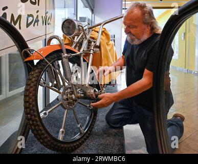 Tabor, Tschechische Republik. September 2023. Das wahrscheinlich einzige funktionierende Dampfmotorrad in Europa, hergestellt von Ladislav Sedivy (Foto), einem Designer und Liebhaber von Dampfmaschinen, aus Roudna im Bezirk Tabor, Südböhmische Region, wurde am 20. September 2023 in Tabor vorgestellt. Quelle: Lubos Pavlicek/CTK Photo/Alamy Live News Stockfoto