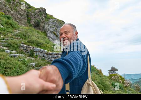 Folgen Sie mir. Ein bärtiger Mann mittleren Alters, der in der Pfalz unterwegs ist. Stockfoto