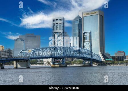 Die berühmte Main Street Bridge in Jacksonville mit der modernen Skyline der Stadt Stockfoto