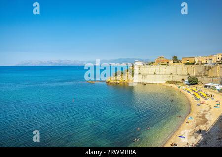 Stadtstrand in Castellammare del Golfo, einer Stadt an der Küste des Nordwestsiziliens. Stockfoto