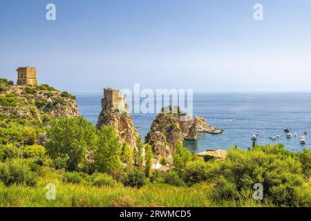 Faraglioni von Scopello - die Stacks von Scopello, felsige Gipfel am Meer in der Nähe von Castellammare del Golfo Stadt im Nordwesten Siziliens, Italien, Europa. Stockfoto