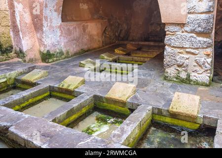Mittelalterliches Waschhaus in Cefalu, ein attraktives Reiseziel in Sizilien, Italien, Europa. Stockfoto