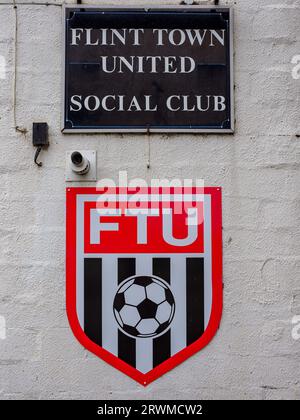 Flint North wales Football Club Building und Team Logo mit Eingang zur Bar Stockfoto