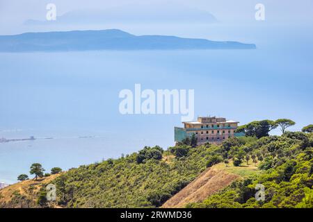 Blick auf das Meer und die Inseln von der Stadt Erice im Nordwesten Siziliens in der Nähe von Trapani, Italien, Europa. Stockfoto