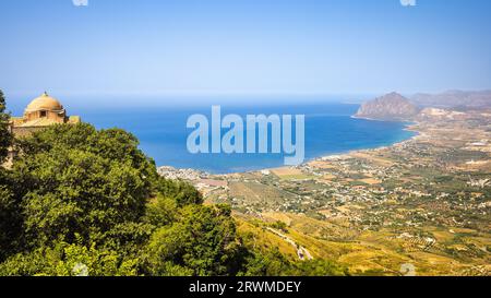 Malerischer Blick von der Stadt Erice an der Küste mit der Kirche San Giovanni Battista und monte Cofano in Sizilien, Italien, Europa. Stockfoto