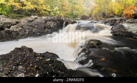 Wasserfall am Linn of Tummel, Pitlochry, Perthshire, Schottland, Großbritannien Stockfoto