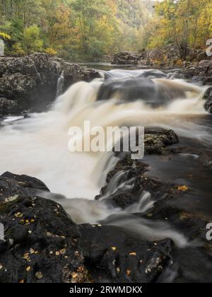 Wasserfall am Linn of Tummel, Pitlochry, Perthshire, Schottland, Großbritannien Stockfoto