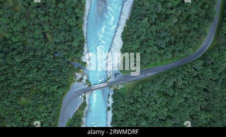 Ein Blick von oben auf einen Fluss, der sich durch eine üppige grüne Landschaft schlängelt Stockfoto