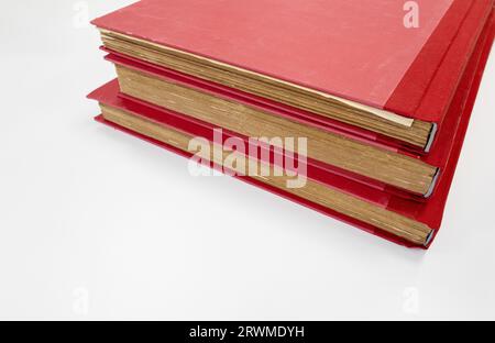 Stapel antike rote Bücher auf weißem Tisch. Leerzeichen kopieren Stockfoto