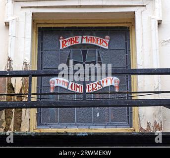 Circle Vintage Shop Buntglas - Kleidermacher an der Universität, Durham, 41 Saddler St, Durham, County Durham, ENGLAND, GROSSBRITANNIEN, DH1 3NU Stockfoto