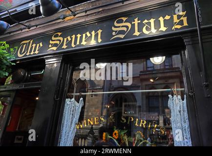 Fenster mit traditionellen Weinen und Spirituosen im Seven Stars Pub/Bar - 53 Carey St, Holborn, London, England, UK, WC2A 3QS Stockfoto