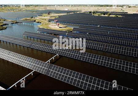 (230920) -- DAQING, 20. September 2023 (Xinhua) -- dieses Luftfoto vom 19. September 2023 zeigt einen Teil des Xinghuo-Photovoltaikkraftwerks für Wasseroberflächen von Daqing Oilfield unter PetroChina in Daqing, nordöstliche chinesische Provinz Heilongjiang. Dieses Kraftwerk verfügt über eine installierte Kapazität von 18,73 Megawatt, und seine durchschnittliche jährliche Stromerzeugung entspricht der durch die Verbrennung von 8400 Tonnen Standardkohle erzeugten Stromerzeugung, wodurch wiederum die Kohlendioxidemissionen um 22.000 Tonnen gesenkt werden. Die Station hat seit ihrer Inbetriebnahme am 30. Juni 2022 33 Millionen kWh Strom erwirtschaftet. (Xin Stockfoto