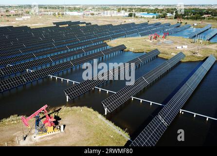 (230920) -- DAQING, 20. September 2023 (Xinhua) -- dieses Luftfoto vom 19. September 2023 zeigt einen Teil des Xinghuo-Photovoltaikkraftwerks für Wasseroberflächen von Daqing Oilfield unter PetroChina in Daqing, nordöstliche chinesische Provinz Heilongjiang. Dieses Kraftwerk verfügt über eine installierte Kapazität von 18,73 Megawatt, und seine durchschnittliche jährliche Stromerzeugung entspricht der durch die Verbrennung von 8400 Tonnen Standardkohle erzeugten Stromerzeugung, wodurch wiederum die Kohlendioxidemissionen um 22.000 Tonnen gesenkt werden. Die Station hat seit ihrer Inbetriebnahme am 30. Juni 2022 33 Millionen kWh Strom erwirtschaftet. (Xin Stockfoto