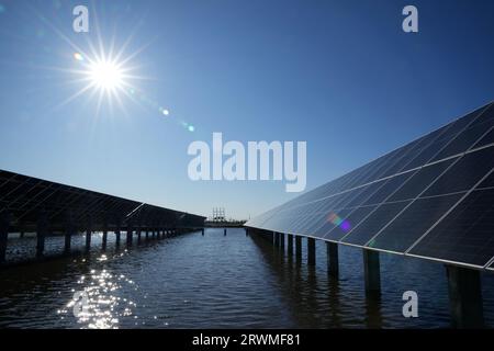 (230920) -- DAQING, 20. September 2023 (Xinhua) -- dieses Foto, das am 19. September 2023 aufgenommen wurde, zeigt einen Teil des Xinghuo-Photovoltaikkraftwerks der Wasseroberfläche von Daqing Oilfield unter PetroChina in Daqing, nordöstliche chinesische Provinz Heilongjiang. Dieses Kraftwerk verfügt über eine installierte Kapazität von 18,73 Megawatt, und seine durchschnittliche jährliche Stromerzeugung entspricht der durch die Verbrennung von 8400 Tonnen Standardkohle erzeugten Stromerzeugung, wodurch wiederum die Kohlendioxidemissionen um 22.000 Tonnen gesenkt werden. Die Station hat seit ihrer Inbetriebnahme am 30. Juni 2022 33 Millionen kWh Strom erwirtschaftet. (Xinhua/Wan Stockfoto