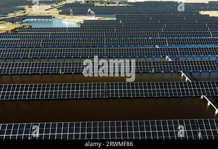 (230920) -- DAQING, 20. September 2023 (Xinhua) -- dieses Luftfoto vom 19. September 2023 zeigt einen Teil des Xinghuo-Photovoltaikkraftwerks für Wasseroberflächen von Daqing Oilfield unter PetroChina in Daqing, nordöstliche chinesische Provinz Heilongjiang. Dieses Kraftwerk verfügt über eine installierte Kapazität von 18,73 Megawatt, und seine durchschnittliche jährliche Stromerzeugung entspricht der durch die Verbrennung von 8400 Tonnen Standardkohle erzeugten Stromerzeugung, wodurch wiederum die Kohlendioxidemissionen um 22.000 Tonnen gesenkt werden. Die Station hat seit ihrer Inbetriebnahme am 30. Juni 2022 33 Millionen kWh Strom erwirtschaftet. (Xin Stockfoto