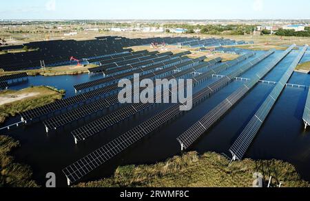 (230920) -- DAQING, 20. September 2023 (Xinhua) -- dieses Luftfoto vom 19. September 2023 zeigt einen Teil des Xinghuo-Photovoltaikkraftwerks für Wasseroberflächen von Daqing Oilfield unter PetroChina in Daqing, nordöstliche chinesische Provinz Heilongjiang. Dieses Kraftwerk verfügt über eine installierte Kapazität von 18,73 Megawatt, und seine durchschnittliche jährliche Stromerzeugung entspricht der durch die Verbrennung von 8400 Tonnen Standardkohle erzeugten Stromerzeugung, wodurch wiederum die Kohlendioxidemissionen um 22.000 Tonnen gesenkt werden. Die Station hat seit ihrer Inbetriebnahme am 30. Juni 2022 33 Millionen kWh Strom erwirtschaftet. (Xin Stockfoto