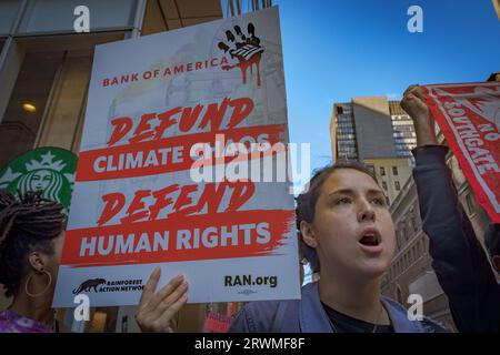 USA. September 2023. Am 19. September 2023 vor dem Climate Ambition Summit in New York City versammelten sich Klimaaktivisten zu einer Kundgebung und zivilem Ungehorsam vor dem Bank of America Tower in Midtown Manhattan im Rahmen des Marsches, um die Welle fossiler Brennstoffe zu beenden, die zu mehreren Verhaftungen führte. Aktivisten fordern von der Bank of America „Klima-Chaos verteidigen und Menschenrechte verteidigen“ (Foto: Erik McGregor/SIPA USA) Credit: SIPA USA/Alamy Live News Stockfoto