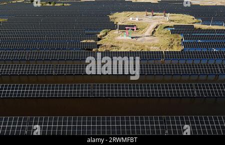 (230920) -- DAQING, 20. September 2023 (Xinhua) -- dieses Luftfoto vom 19. September 2023 zeigt einen Teil des Xinghuo-Photovoltaikkraftwerks für Wasseroberflächen von Daqing Oilfield unter PetroChina in Daqing, nordöstliche chinesische Provinz Heilongjiang. Dieses Kraftwerk verfügt über eine installierte Kapazität von 18,73 Megawatt, und seine durchschnittliche jährliche Stromerzeugung entspricht der durch die Verbrennung von 8400 Tonnen Standardkohle erzeugten Stromerzeugung, wodurch wiederum die Kohlendioxidemissionen um 22.000 Tonnen gesenkt werden. Die Station hat seit ihrer Inbetriebnahme am 30. Juni 2022 33 Millionen kWh Strom erwirtschaftet. (Xin Stockfoto