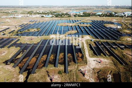 (230920) -- DAQING, 20. September 2023 (Xinhua) -- dieses Luftfoto vom 19. September 2023 zeigt das Xinghuo-Photovoltaik-Kraftwerk für die Wasseroberfläche von Daqing Oilfield unter PetroChina in Daqing, nordöstliche chinesische Provinz Heilongjiang. Dieses Kraftwerk verfügt über eine installierte Kapazität von 18,73 Megawatt, und seine durchschnittliche jährliche Stromerzeugung entspricht der durch die Verbrennung von 8400 Tonnen Standardkohle erzeugten Stromerzeugung, wodurch wiederum die Kohlendioxidemissionen um 22.000 Tonnen gesenkt werden. Die Station hat seit ihrer Inbetriebnahme am 30. Juni 2022 33 Millionen kWh Strom erwirtschaftet. (Xinhua/Wang Stockfoto