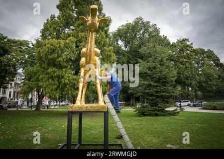 UTRECHT - die Installation der großen goldenen Kalbsstatue, der Ikone des niederländischen Filmfestivals (NFF) in der Stadschouwburg Utrecht. Utrecht wird eineinhalb Wochen lang in Filmhauptstadt der Niederlande umbenannt, wo die neuesten Spielfilme, Dokumentarfilme, Animationen, Kurzfilme, Serien und VR-Produktionen präsentiert werden. ANP JEROEN JUMELET niederlande raus - belgien raus Stockfoto