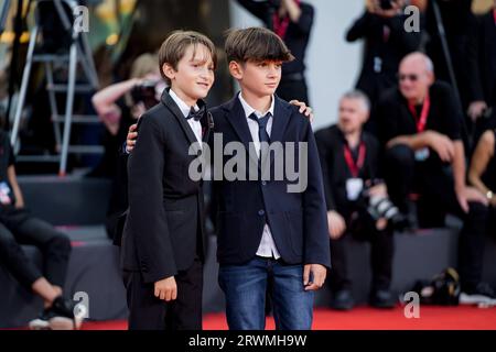 VENEDIG, ITALIEN - SEPTEMBER 07: Leonardo Maria Moranzoni und Alessandro Zappella besuchen einen roten Teppich für den Film „Lubo“ beim 80. Venedig Internatio Stockfoto