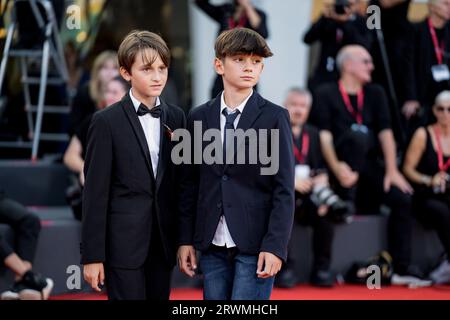 VENEDIG, ITALIEN - SEPTEMBER 07: Leonardo Maria Moranzoni und Alessandro Zappella besuchen einen roten Teppich für den Film „Lubo“ beim 80. Venedig Internatio Stockfoto