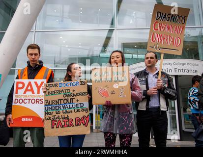 London, Großbritannien. September 2023. Consultants und Junior Doctors auf der Streiklinie in London. Tausende von NHS-Beratern und Juniorärzten streiken in ganz England in einem Streit um Bezahlung und Bedingungen, da sich das Gesundheitswesen für eine weitere Welle von Arbeitskampfmaßnahmen einsetzt. Es ist das erste Mal, dass die Berater und die Ärzte gleichzeitig Streiks unternommen haben. Quelle: Karl Black/Alamy Live News Stockfoto