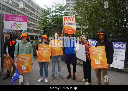 London, Vereinigtes Königreich. September 2023. Junior-Ärzte und Berater streiken für höhere Bezahlung im St. Thomas Hospital. Uwe Deffner/Alamy Live News Stockfoto