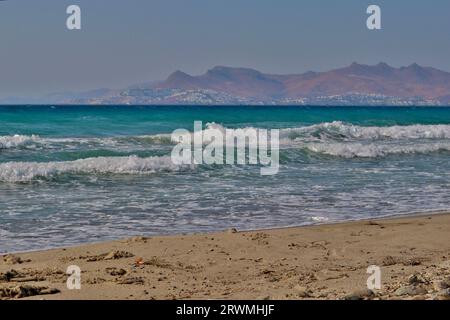 Reise nach Griechenland: Feiern Sie die zeitlose Schönheit Griechenlands, einen bezaubernden Blick auf das Paradies zwischen goldenen Stränden und kristallklarem Meer. 🌊☀️ Stockfoto