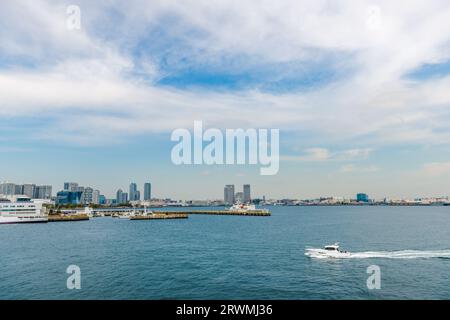 Panorama der modernen Skyline von Yokohama in der Nähe von minato mirai 21 mit blauem Himmel, Meer und Boot, Yokohama, Japan Stockfoto