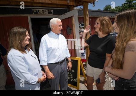 20. Juli 2023 Brentwood, New Hampshire, USA republikanischer Präsidentschaftskandidat, ehemaliger Vizepräsident Mike Pence, grüßt mit seiner Frau Karen Pence ein paar Wähler beim Goody Coles BBQ in Brentwood, New Hampshire. Pence war Präsident Donald TrumpÕs Vizepräsident. (Rick Friedman) Stockfoto