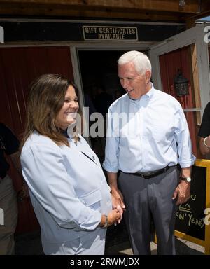 20. Juli 2023 Brentwood, New Hampshire, USA republikanischer Präsidentschaftskandidat, ehemaliger Vizepräsident Mike Pence, grüßt mit seiner Frau Karen Pence ein paar Wähler beim Goody Coles BBQ in Brentwood, New Hampshire. Pence war Präsident Donald TrumpÕs Vizepräsident. (Rick Friedman) Stockfoto